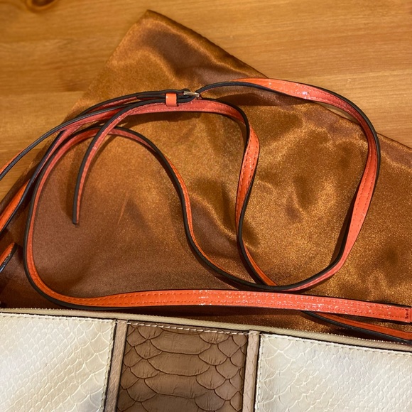 GUESS WHITE BAG WITH ORANGE/TAN TRIM - Picture 6 of 8